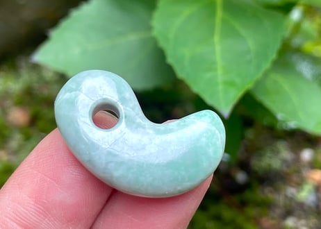 糸魚川翡翠　縄文型勾玉　ライトグリーン　27mm / Itoigawa Jadeite MAGATAMA