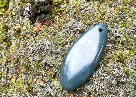 糸魚川ネフライト　大型垂飾　透明緑　56mm / Itoigawa Nephrite SUISHOKU