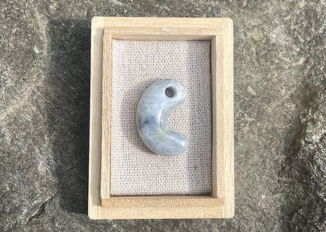 糸魚川翡翠　古代型勾玉　ラベンダー　31mm / Itoigawa Jadeite MAGATAMA