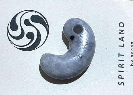 糸魚川翡翠　古代型勾玉　ラベンダー　31mm / Itoigawa Jadeite MAGATAMA