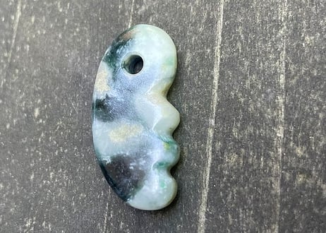 糸魚川翡翠　獣型勾玉　圧搾翡翠　30mm / Itoigawa Jadeite MAGATAMA