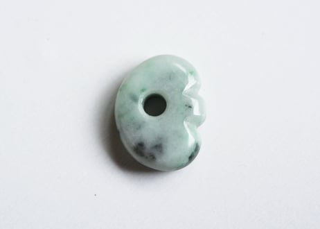 糸魚川翡翠　縄文型獣型勾玉　緑灰　21mm / Itoigawa Jadeite MAGATAMA