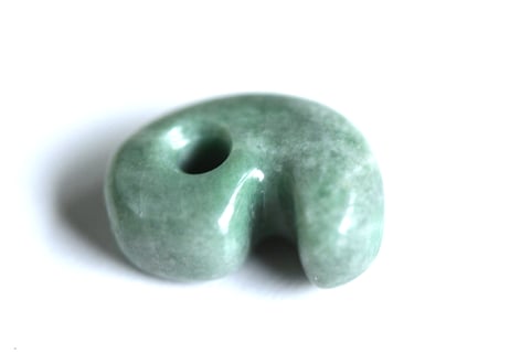 糸魚川翡翠　縄文型勾玉　ライトグリーン　27mm / Itoigawa Jadeite MAGATAMA