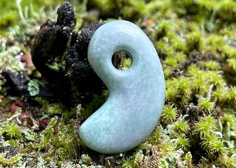 糸魚川翡翠　縄文型勾玉　ライトグリーン　27mm / Itoigawa Jadeite MAGATAMA