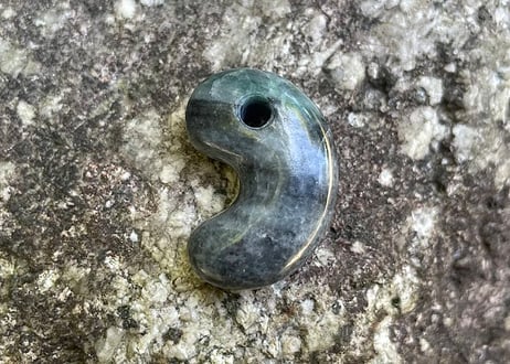 糸魚川翡翠　縄文型勾玉　黒灰緑　25mm / Itoigawa Jadeite MAGATAMA