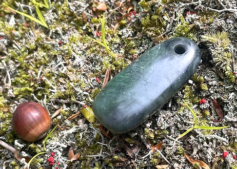 糸魚川ネフライト　古代発掘型垂飾　濃緑 / Itoigawa Nephrite TAISHU