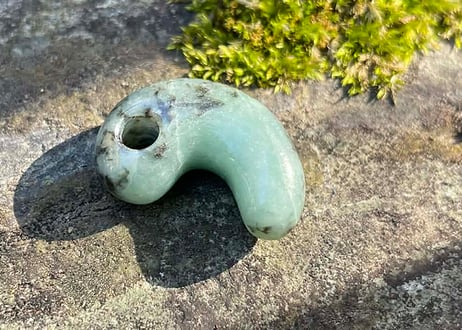糸魚川翡翠　古代型勾玉　アップルグリーン　23mm / Itoigawa Jadeite MAGATAMA