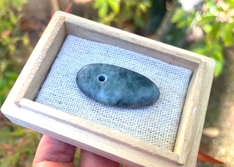 糸魚川翡翠　古代発掘型大珠　黒灰　36mm / Itoigawa Jadeite TAISHU