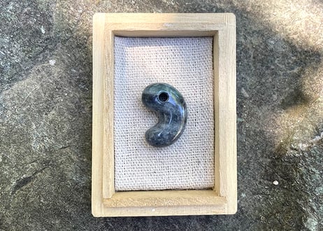糸魚川翡翠　縄文型勾玉　黒灰緑　25mm / Itoigawa Jadeite MAGATAMA