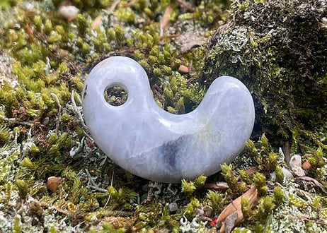糸魚川翡翠　古代型勾玉　ラベンダー　31mm / Itoigawa Jadeite MAGATAMA