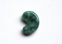 糸魚川翡翠　古代型勾玉　圧搾翡翠　19mm / Itoigawa Jadeite MAGATAMA