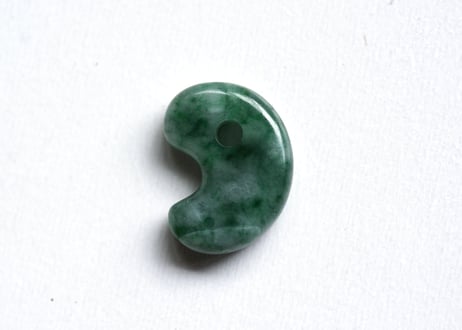 糸魚川翡翠　古代型勾玉　圧搾翡翠　19mm / Itoigawa Jadeite MAGATAMA