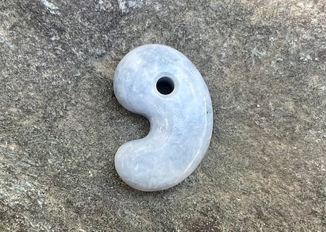 糸魚川翡翠　古代型勾玉　ラベンダーグレー　22mm / Itoigawa Jadeite MAGATAMA