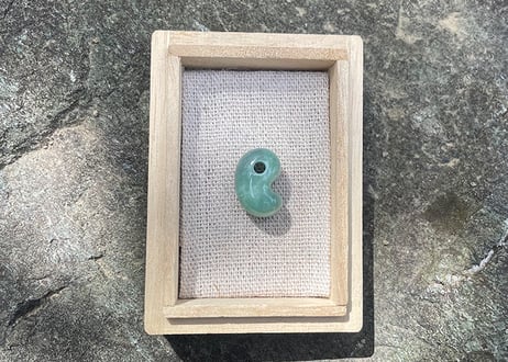 糸魚川翡翠　古代型勾玉　ミントグリーン　18mm / Itoigawa Jadeite MAGATAMA