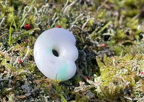 糸魚川翡翠　縄文型獣型勾玉　白緑　20mm / Itoigawa Jadeite MAGATAMA