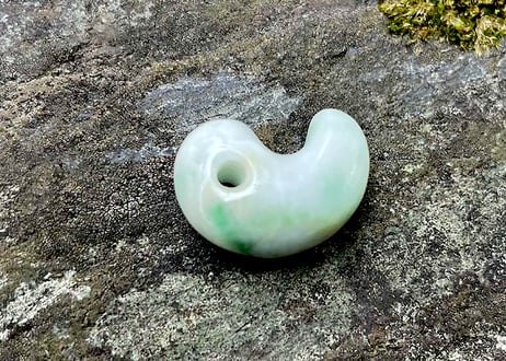 糸魚川翡翠　古代型勾玉　白地ミントグリーン　20mm / Itoigawa Jadeite MAGATAMA