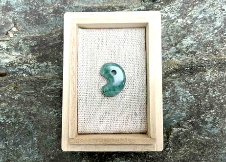 糸魚川翡翠　古代型勾玉　圧搾翡翠　19mm / Itoigawa Jadeite MAGATAMA