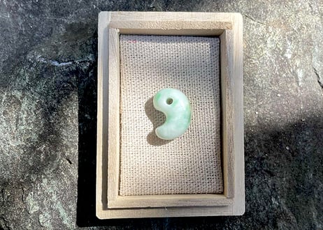 糸魚川翡翠　古代型勾玉　白地ミントグリーン　20mm / Itoigawa Jadeite MAGATAMA