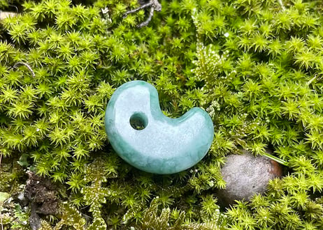 糸魚川翡翠　古代型勾玉　圧搾翡翠　19mm / Itoigawa Jadeite MAGATAMA