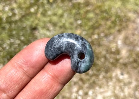 糸魚川翡翠　縄文型勾玉　黒灰緑　25mm / Itoigawa Jadeite MAGATAMA