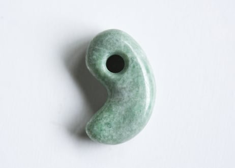 糸魚川翡翠　縄文型勾玉　ライトグリーン　27mm / Itoigawa Jadeite MAGATAMA