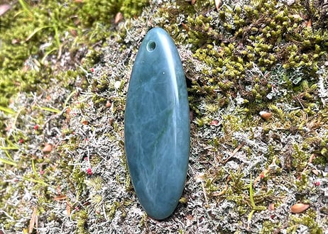 糸魚川ネフライト　大型垂飾　透明緑　56mm / Itoigawa Nephrite SUISHOKU