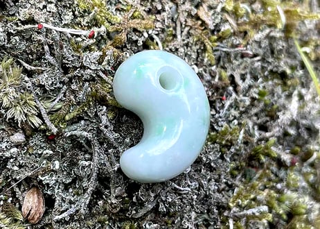 糸魚川翡翠　古代型勾玉　白地ミントグリーン　20mm / Itoigawa Jadeite MAGATAMA