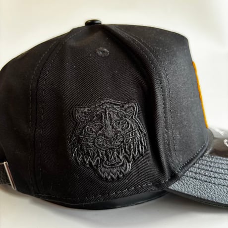 USA買付 PRO STANDARD Detroit Tigers Pro Pinch Strapback Black Leather Visor Cap　US-07