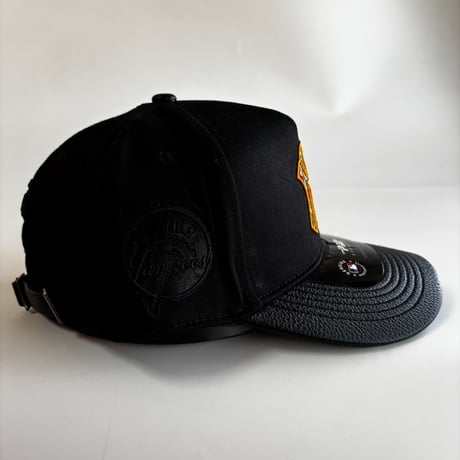 USA買付 PRO STANDARD New York Yankees Pro Pinch Strapback Black Leather Visor Cap　US-06