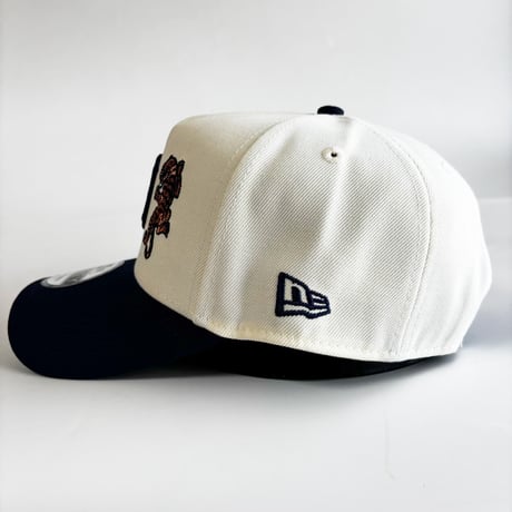 USA買付  "ROAR OF '84" Tiger D Snapback Cap – Ivory × Navy　 NE-26