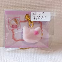 ピンクのねこロン(マカロン)のストラップ