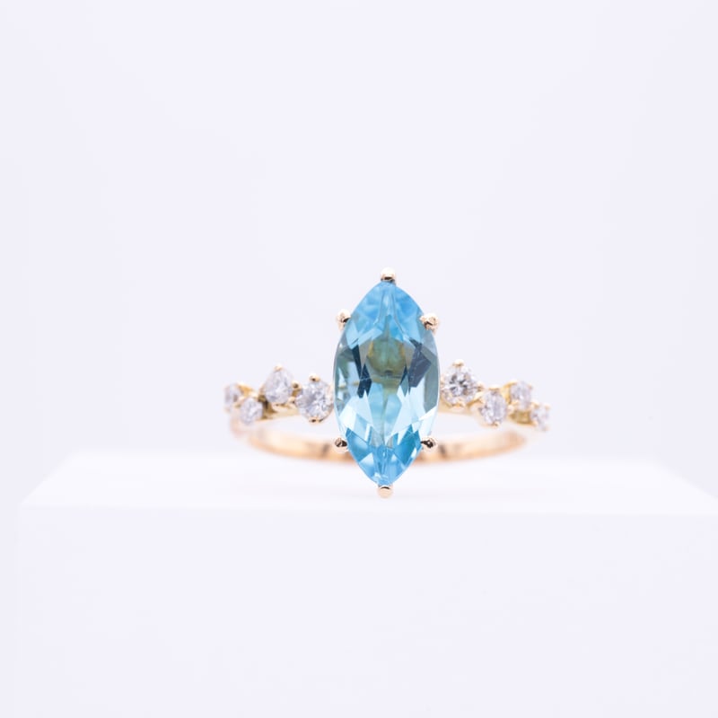 天然ダイヤモンドと天然ブルートパーズ18Kリング | Velora Gems & Jewelry