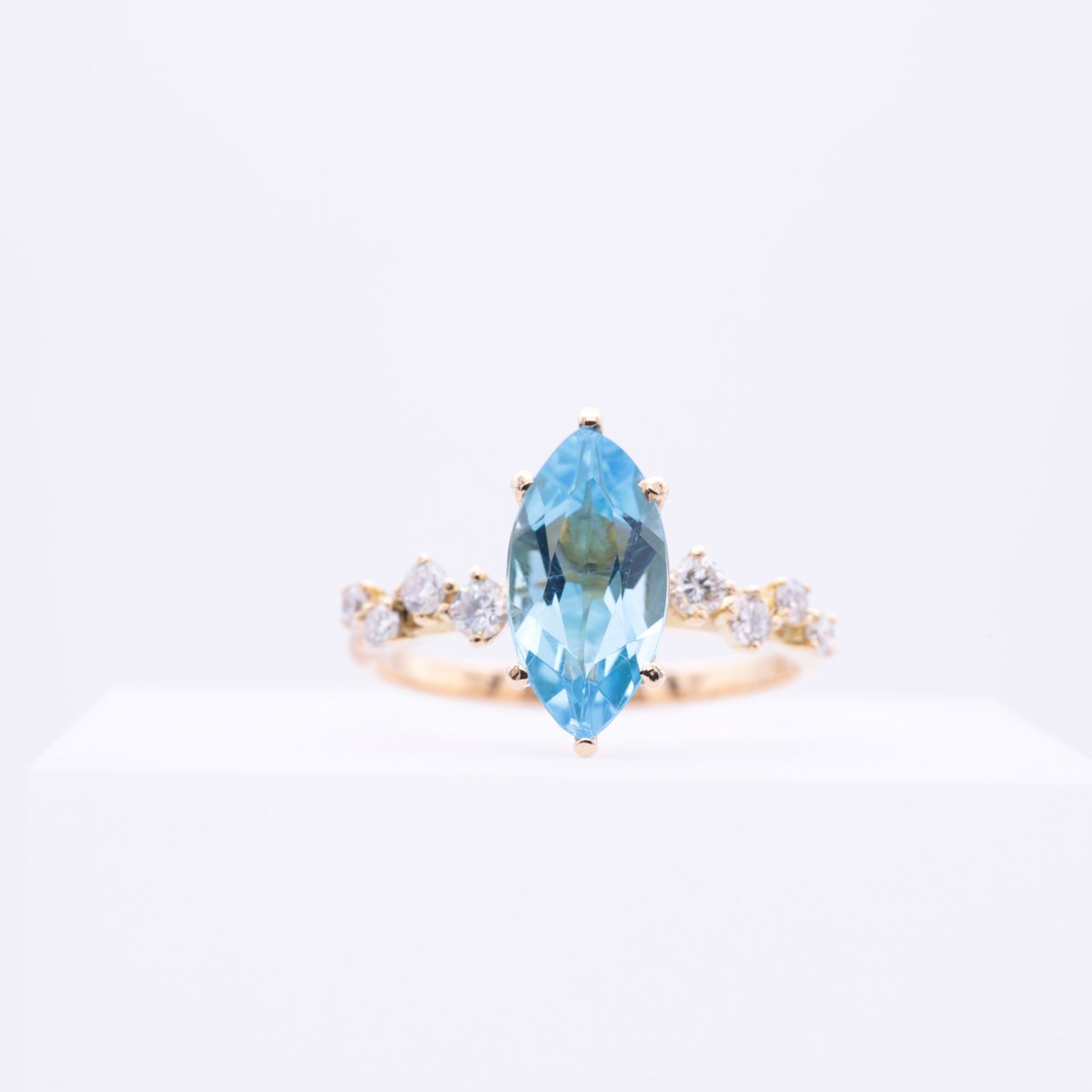 天然ダイヤモンドと天然ブルートパーズ18Kリング | Velora Gems & Jewelry