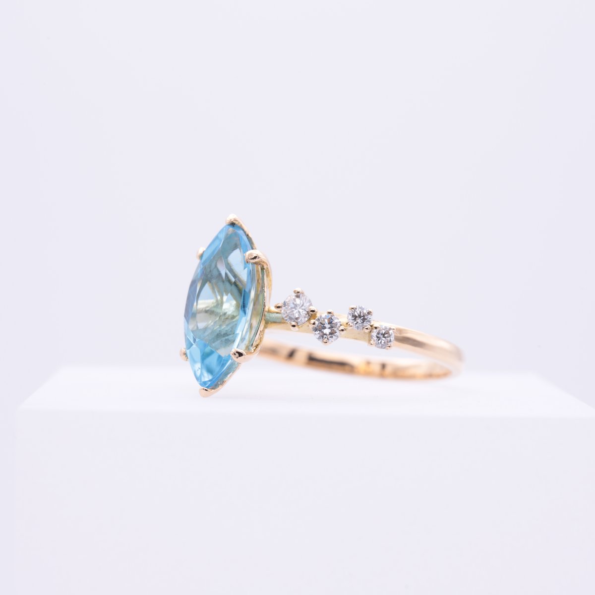 天然ダイヤモンドと天然ブルートパーズ18Kリング | Velora Gems & Jewelry