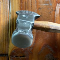 【鉄工房アール】職人手打ち 湾曲手斧（刃渡り130mm） / キャンプ用 薪割り 斧 ペグハンマー機能付き（RUSTIC）