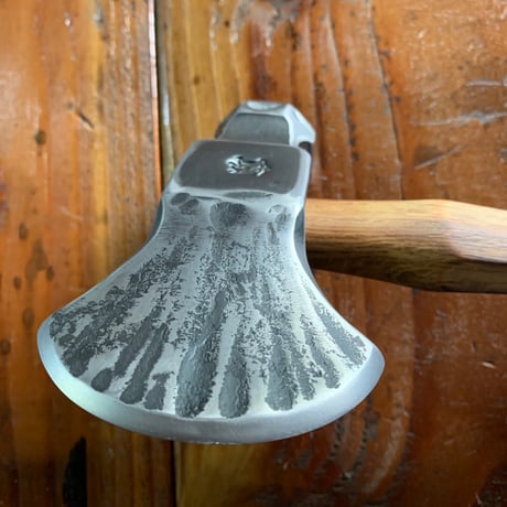 【鉄工房アール】職人手打ち 湾曲手斧（刃渡り130mm） / キャンプ用 薪割り 斧 ペグハンマー機能付き（RUSTIC）