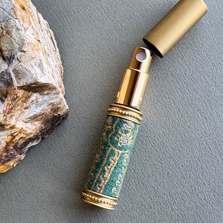【ポスト便】　エスニックレザー革巻き　メタルアトマイザー　5ML　マットゴールド／グリーン 01　日本製【香水　フレグランス　プレゼント　お返し　ギフト】