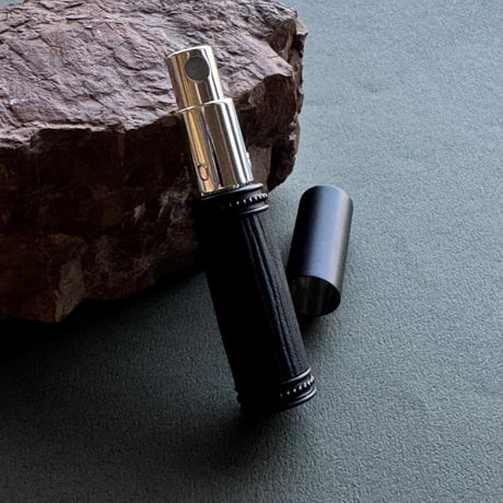 【ポスト便】　革巻きメタルアトマイザー 5ML　マットブラック　牛革/黒　日本製【メンズ　香水　フレグランス　お返し　ギフト　レザー　エピ】