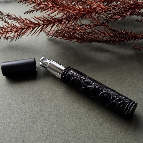 【ポスト便】　クロコダイル革巻き　8ML メタルアトマイザー マットブラック  8CRMBK01  日本製【メンズ　香水　人気　お返し　ギフト　限定品　黒　送料無料】