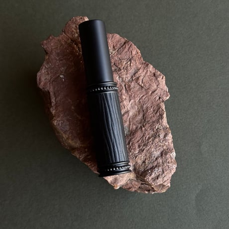【ポスト便】　革巻きメタルアトマイザー 5ML　マットブラック　牛革/黒　日本製【メンズ　香水　フレグランス　お返し　ギフト　レザー　エピ】