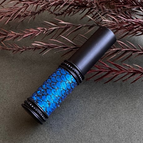 【ポスト便】　パイソン革巻き　4ML メタルアトマイザー　MBKMBL19   日本製【再入荷　人気　メンズ　香水　フレグランス　アロマ　ギフト　キラキラ　お返し】