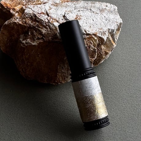【ポスト便】　クロコダイル革巻き　4ML メタルアトマイザー　マットブラック　MBKWHGD01　日本製【金　メンズ　香水　フレグランス　ギフト　ワニ革　和モダン】