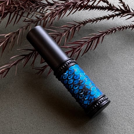 【ポスト便】　パイソン革巻き　4ML メタルアトマイザー　MBKMBL19   日本製【再入荷　人気　メンズ　香水　フレグランス　アロマ　ギフト　キラキラ　お返し】