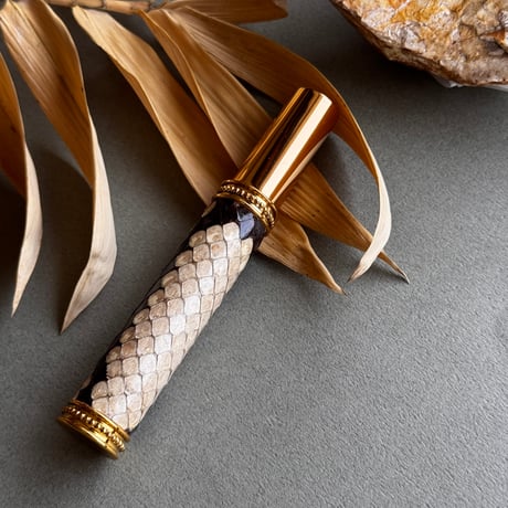 【ポスト便】　パイソン革巻き　8ML メタルアトマイザー ゴールド  日本製【メンズ　香水　人気　お返し　限定品　金運　送料無料】