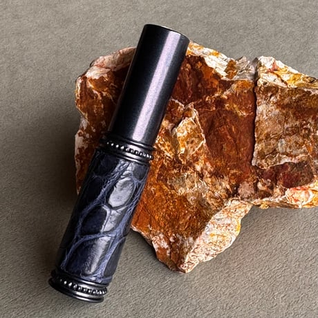 【ポスト便】　クロコダイル革巻き　5ML メタルアトマイザー　ネイビー　NV-NV10　日本製【メンズ　香水　フレグランス　人気　アロマ　ギフト　ワニ革　お返し　再入荷】