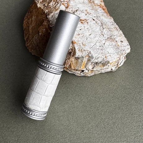 【ポスト便】　クロコダイル革巻き　4ML メタルアトマイザー　マットシルバー　MWH04　日本製【再入荷　メンズ　白　香水　フレグランス　人気　ギフト　ワニ革　ラッピング　送料無料】