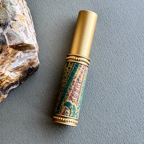 【ポスト便】　エスニックレザー革巻き　メタルアトマイザー　5ML　マットゴールド／グリーン 01　日本製【香水　フレグランス　プレゼント　お返し　ギフト】