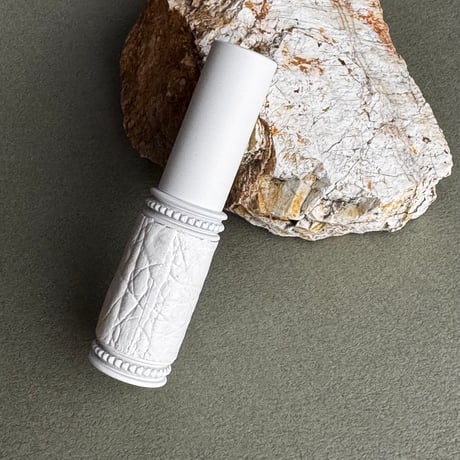 【ポスト便】　クロコダイル革巻き　4ML メタルアトマイザー　マットホワイト　MWH06　日本製【メンズ　白　香水　フレグランス　アロマ　お返し　ギフト　ラッピング　送料無料】