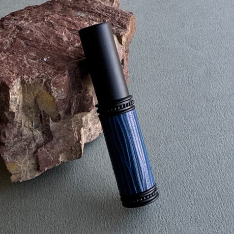 【ポスト便】　革巻きメタルアトマイザー 5ML　マットブラック　牛革/青　日本製【ブルー　メンズ　香水　フレグランス　お返し　ギフト　レザー　エピ】