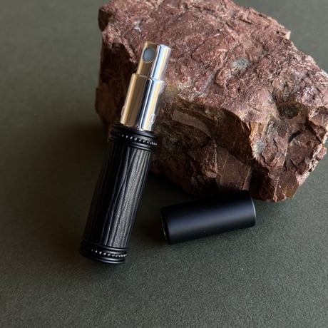 【ポスト便】　革巻きメタルアトマイザー 5ML　マットブラック　牛革/黒　日本製【メンズ　香水　フレグランス　お返し　ギフト　レザー　エピ】